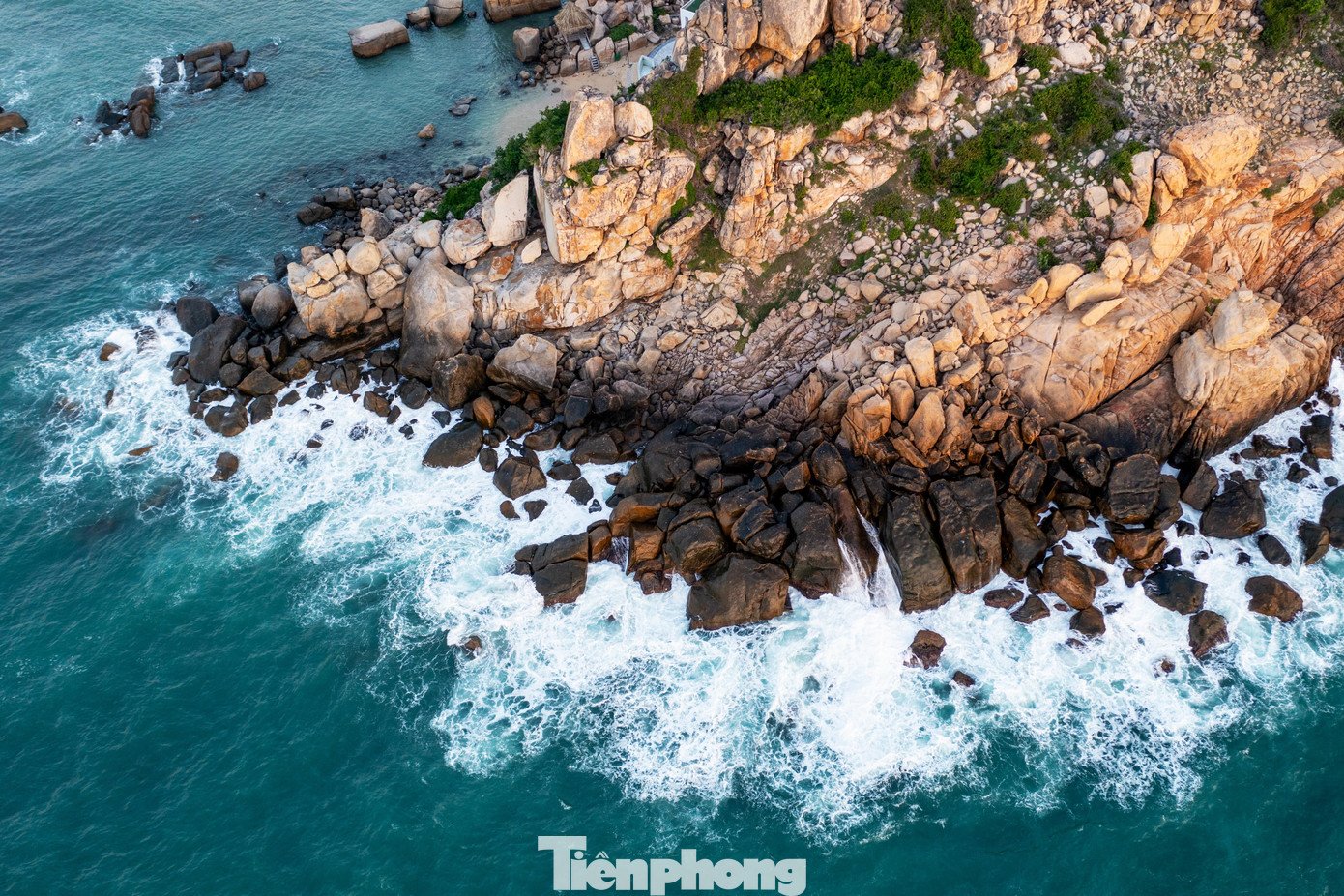 Các lớp đá xếp chồng tạo thành nhiều bậc tự nhiên hướng ra đại dương.