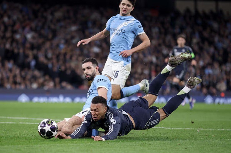 Real Madrid đại chiến Atletico: Arbeloa báo tin vui về Mbappe - Bellingham - 2