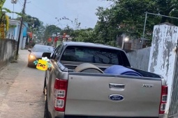 Xôn xao clip tài xế đậu xe bán tải chiếm hết phần đường bị nhắc nhở còn tranh cãi