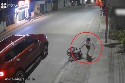 Clip: Thấy ô tô bất ngờ dừng lại, bé trai bỏ xe đạp chạy vào nhà vì sợ bị bắt cóc