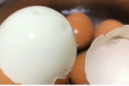 Mẹo luộc trứng giúp bóc vỏ trong tích tắc