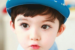 Cậu bé đẹp nhất thế giới sau gần 10 năm nổi tiếng