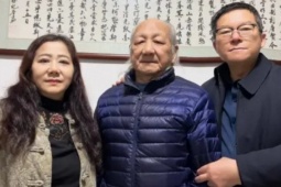 Cậu bé nghèo đi tìm ân nhân kẹp tiền trong sách sau hơn 40 năm, cái kết xúc động