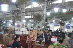 Tiểu thương chợ đầu mối 'đứng ngồi không yên' vì cước phí phi mã