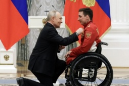 Ông Putin quỳ gối trao huân chương cho VĐV Nga ngồi xe lăn vô địch Paralympic