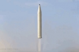 Iran mở đợt tấn công quy mô lớn, cảnh báo phong tỏa eo biển Hormuz