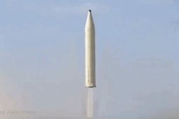 Iran mở đợt tấn công quy mô lớn, cảnh báo phong tỏa eo biển Hormuz