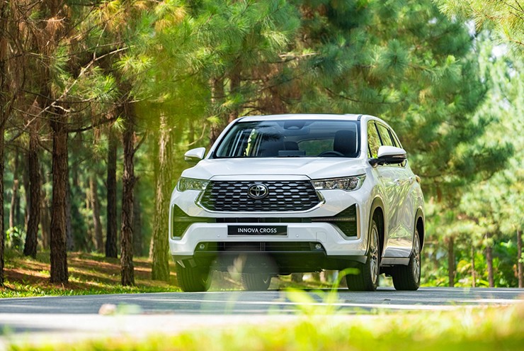 Toyota cũng không hề kém cạnh với sự thành công của bộ đôi Veloz và Innova.
