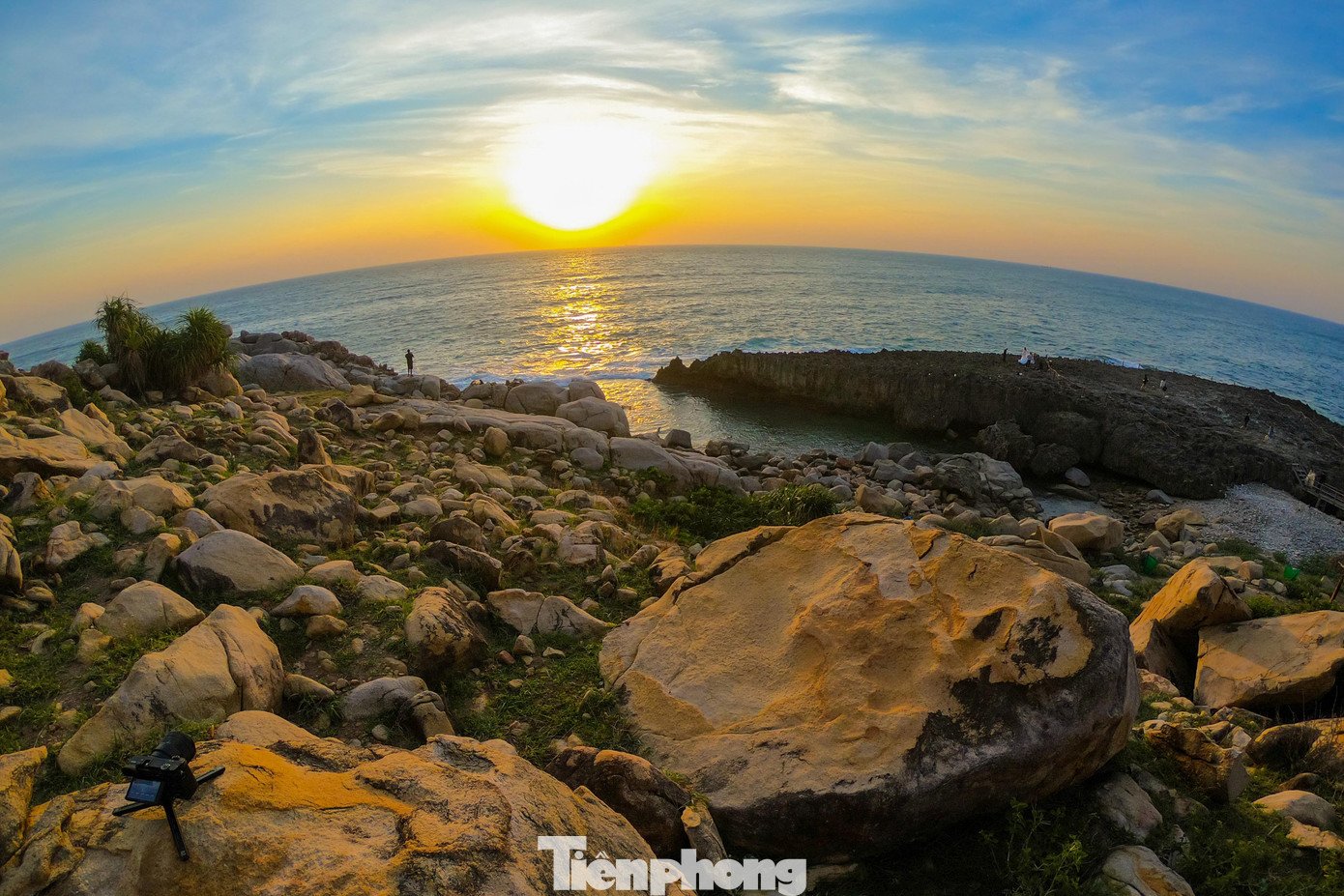 Khi mặt trời ló dạng, ánh sáng thay đổi liên tục tạo nên những tầng màu sắc huyền ảo trên mặt nước và các lớp đá.