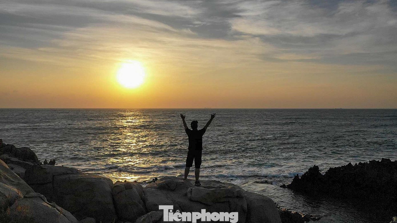 Khi mặt trời ló dạng, ánh sáng thay đổi liên tục tạo nên những tầng màu sắc huyền ảo trên mặt nước và các lớp đá.