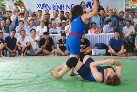 Người đẹp Kim Anh tung quái chiêu trên sới vật, Trang "búp bê" đang thắng thành bại