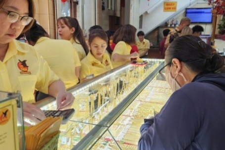 Sáng 21-3, giá vàng miếng SJC rớt thêm 5 triệu đồng/lượng khi vừa mở cửa