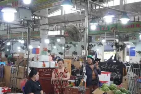 Tiểu thương chợ đầu mối 'đứng ngồi không yên' vì cước phí phi mã