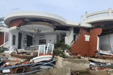 Hàng loạt villa ở Hà Tĩnh đổ sập sau bão, tỉnh yêu cầu khắc phục khẩn cấp