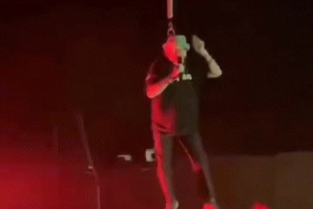 Ca sĩ bất tỉnh khi đang biểu diễn, bị treo lơ lửng trên sân khấu