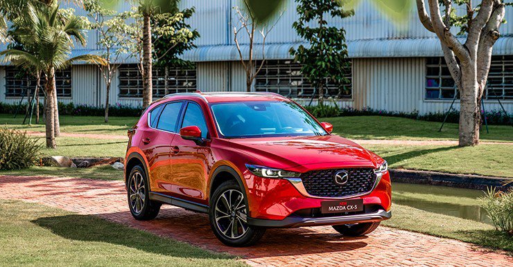 Mazda CX-5 vẫn duy trì vị thế là mẫu xe dẫn đầu phân khúc xe gầm cao cỡ trung (cỡ C-D) với 1.008 xe bán ra.