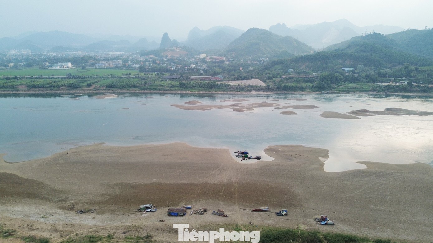 Sông Đà cạn nước, cát trắng lộ ra: Cảnh đẹp hiếm thấy, nỗi lo hiện hữu - 11