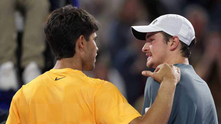 Alcaraz (áo vàng) ví trận thắng này như bài học mà anh từng nhận từ huyền thoại Nadal&nbsp;