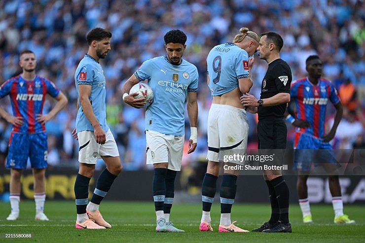 Quyết định nhường penalty của Haaland khiến anh hứng chịu nhiều chỉ trích