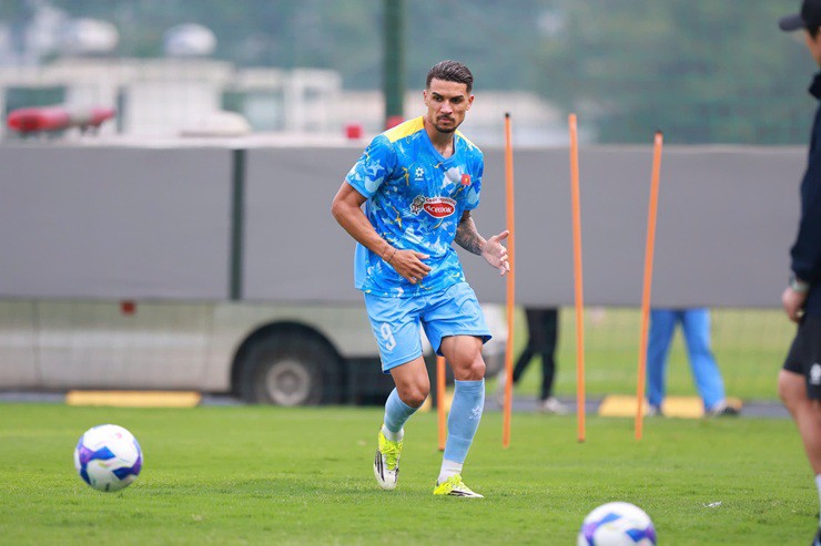 Hoàng Hên có buổi tập đầu tiên trong màu áo ĐT Việt Nam