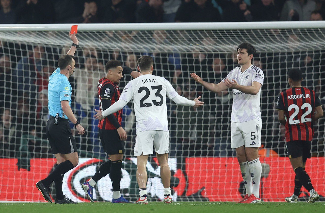 Trận đấu tốt của Maguire kết thúc sớm sau tấm thẻ đỏ