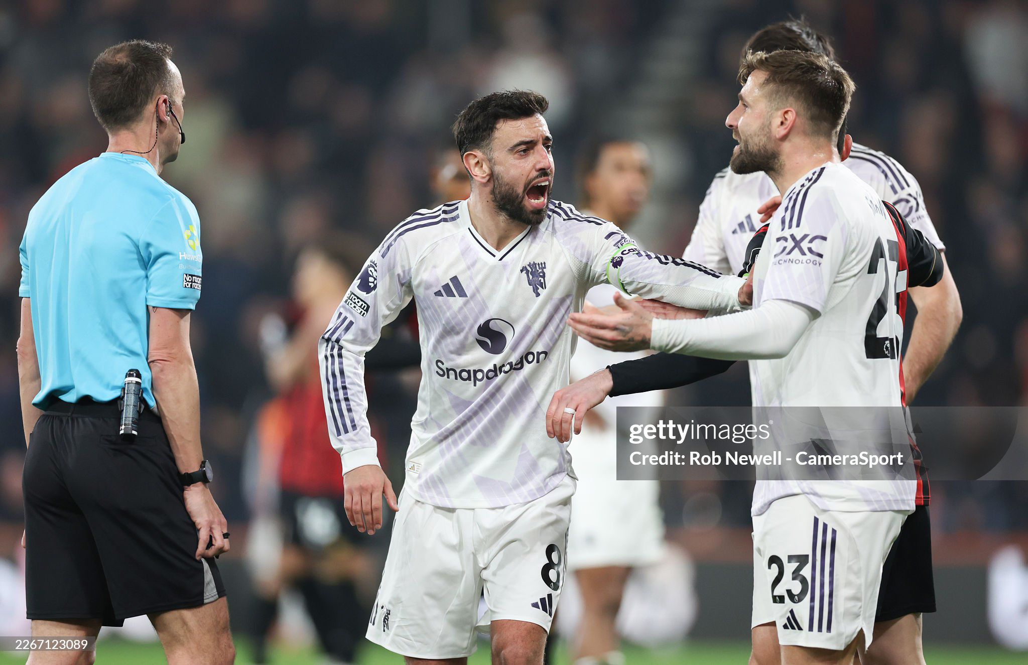 Fernandes mỉa mai trọng tài Stuart Artwell vì không cho MU hưởng phạt đền lần 2