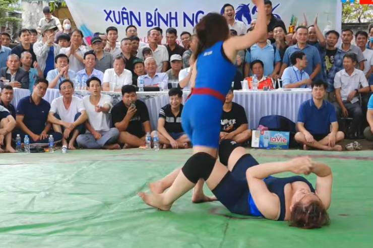 ...nhưng Kim Anh (đai đỏ) quá quái kiệt&nbsp;