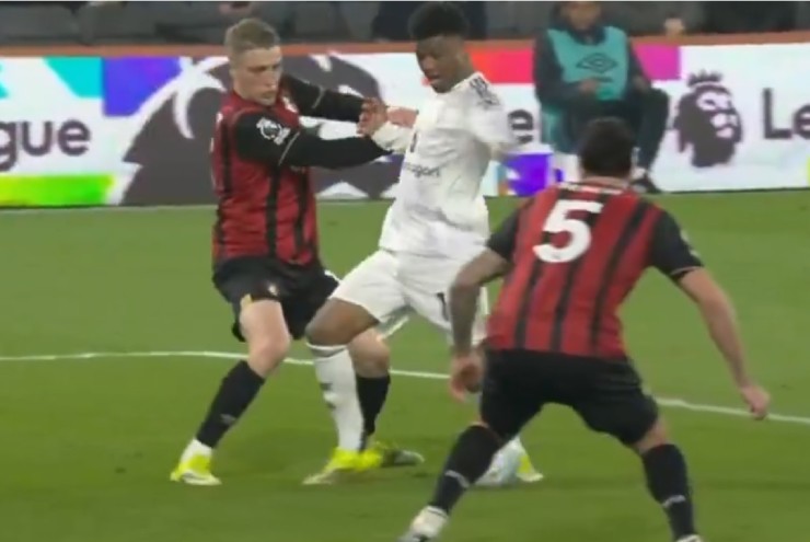 Pha bóng gây tranh cãi