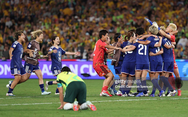 Nhật Bản ăn mừng chiến thắng nghẹt thở