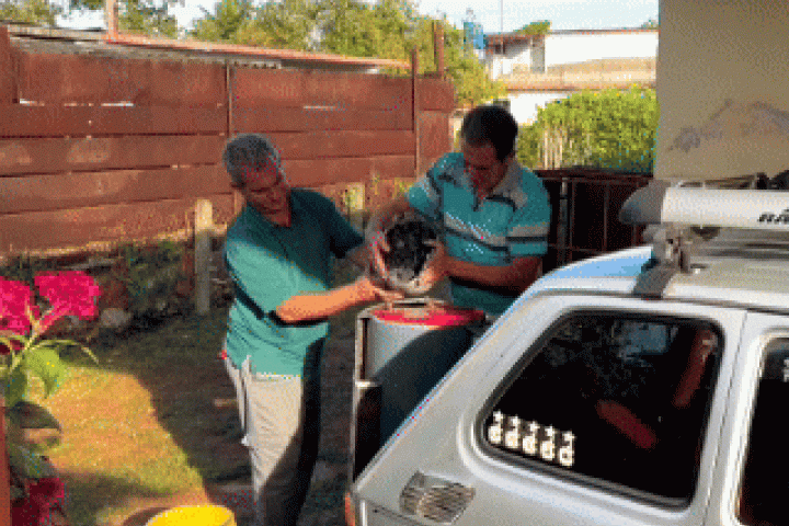 Không có xăng, người đàn ông Cuba chế tạo ôtô chạy bằng than