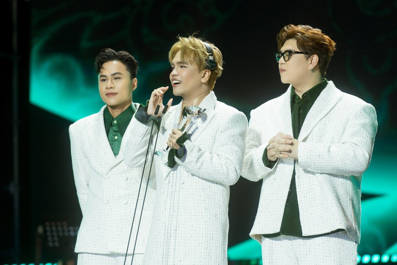 Phùng Khánh Linh và nhóm DTAP (phải) là những ứng cử viên sáng giá cho giải Album của năm.