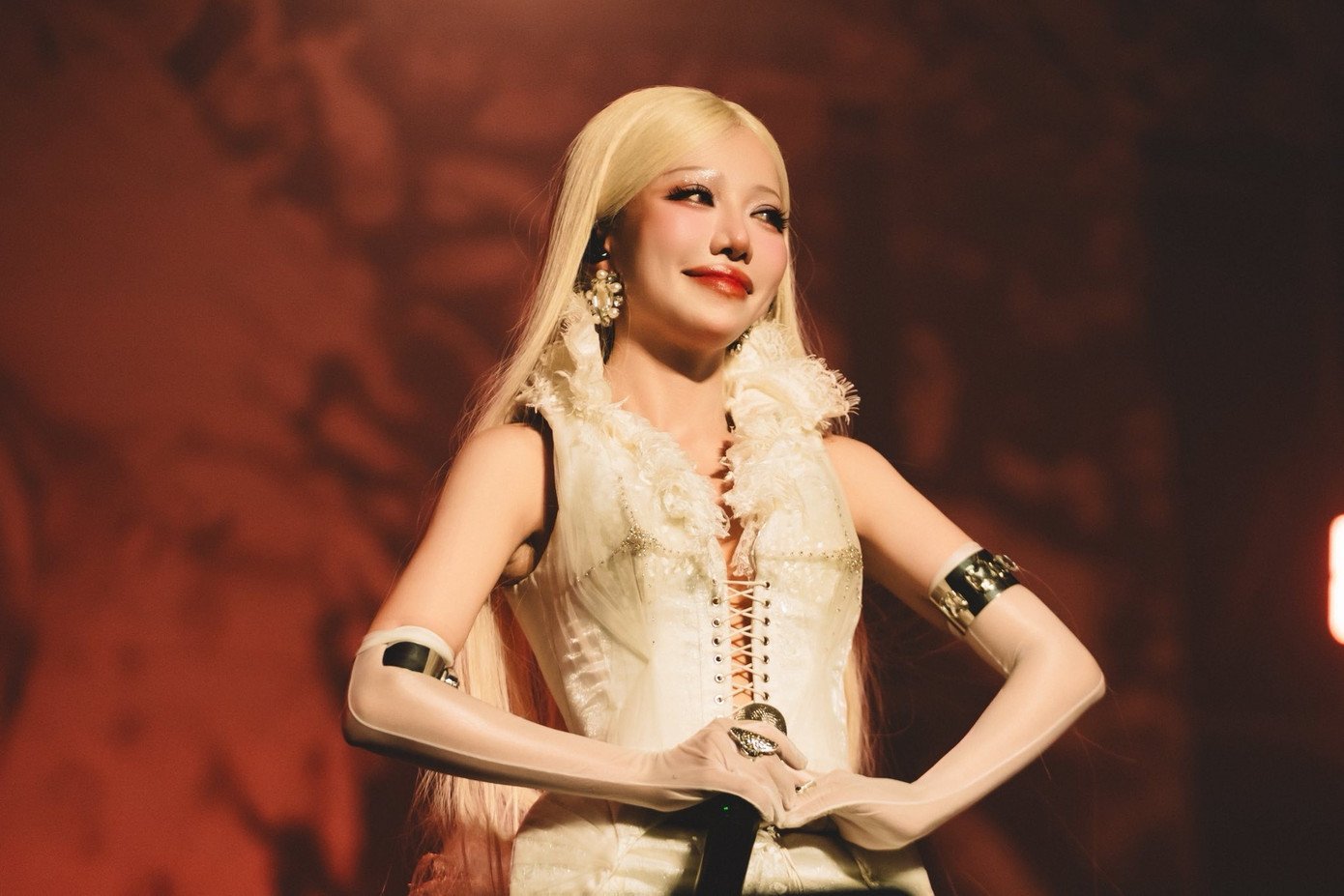 Phùng Khánh Linh và nhóm DTAP (phải) là những ứng cử viên sáng giá cho giải Album của năm.