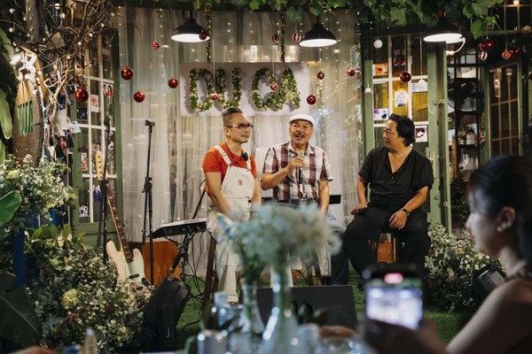 Âm nhạc giúp anh kết nối với các thành viên trong gia đình, bạn bè.