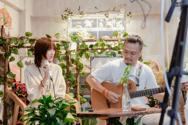 Âm nhạc giúp anh kết nối với các thành viên trong gia đình, bạn bè.