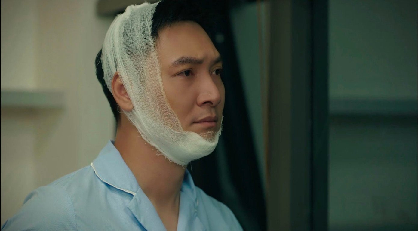 Vị trí vết thương của Mạnh Trường thiếu nhất quán và việc sử dụng băng dính trong gây tranh cãi.