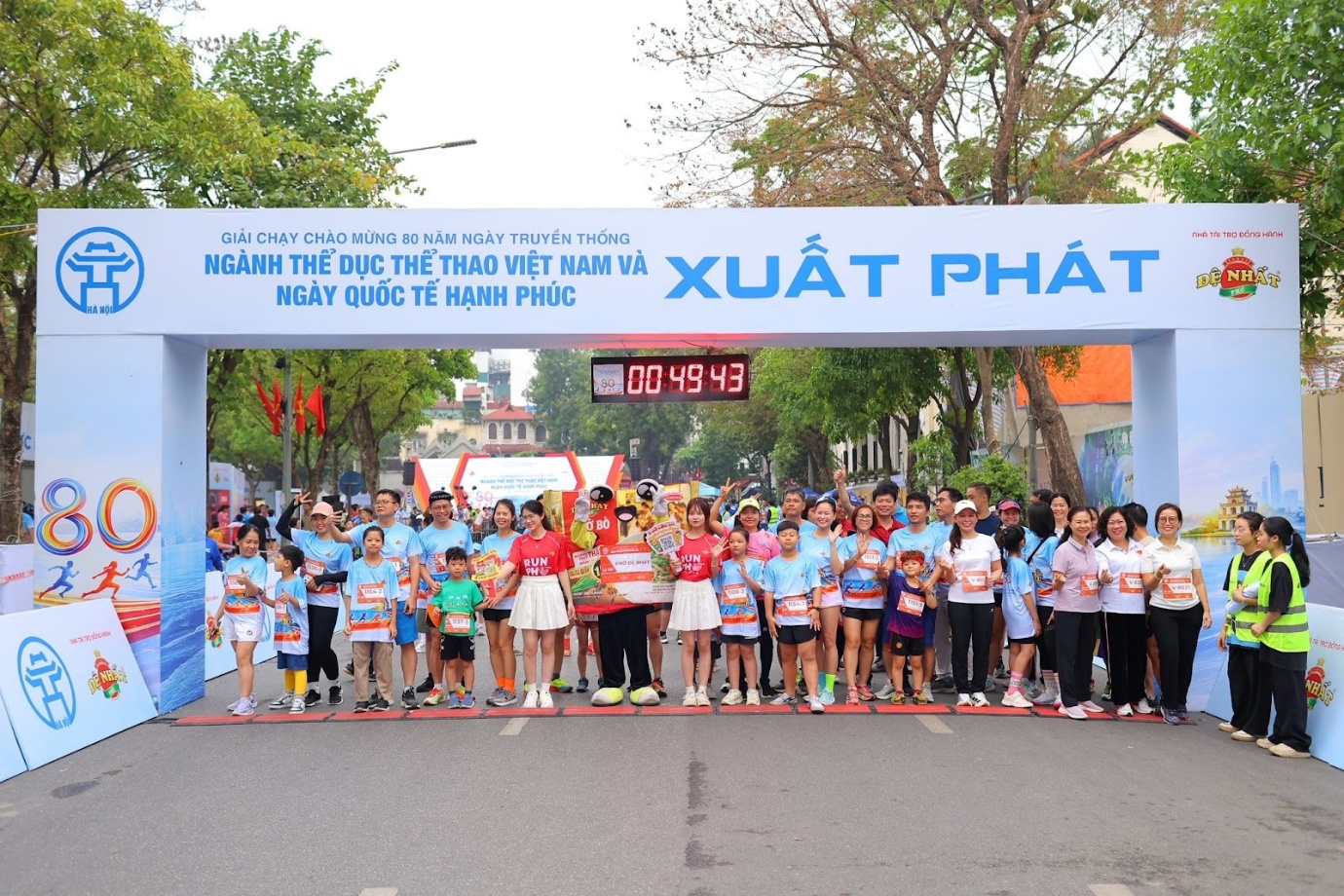 Những gương mặt rạng rỡ sẵn sàng chinh phục những cự ly phía trước.