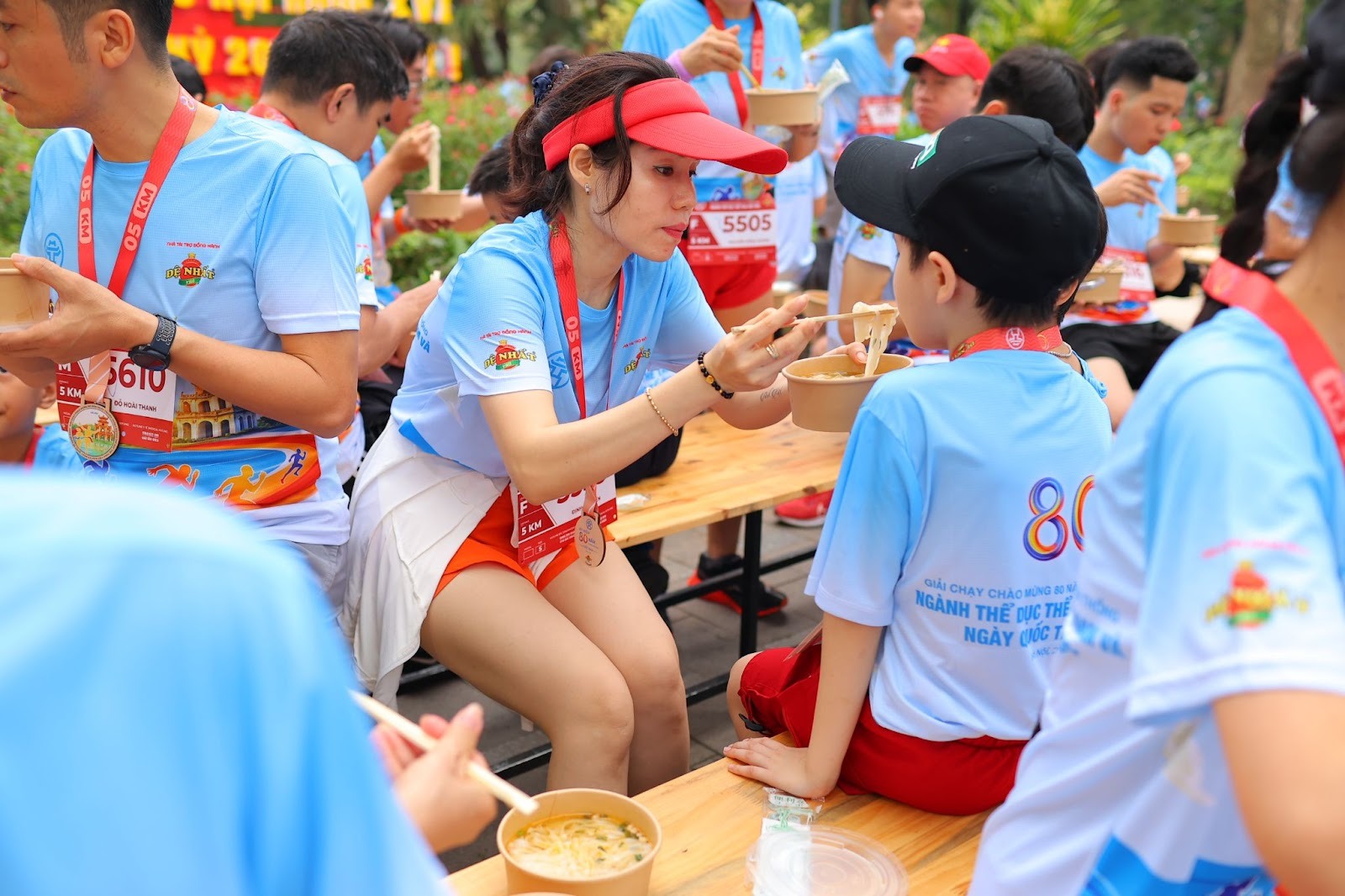 Các vận động viên “nạp năng lượng” Phở Đệ Nhất ngon chuẩn quán.