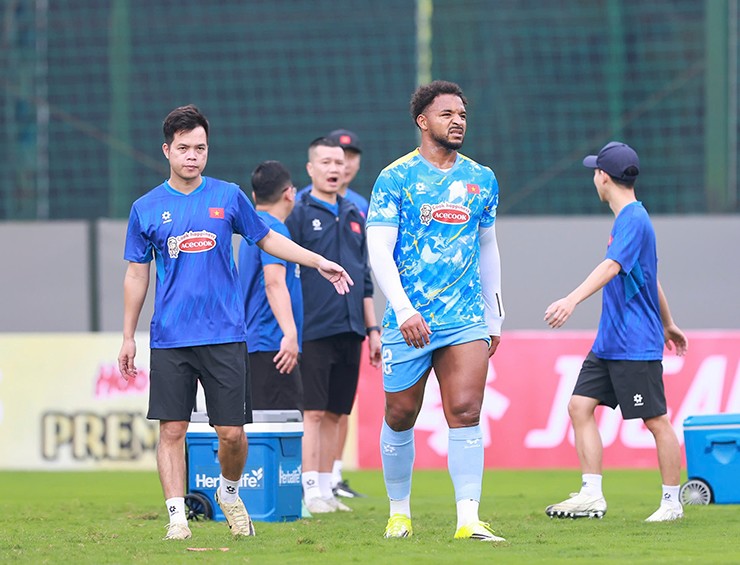 Xuân Son bị đau và nhăn nhó rời sân tập sớm.