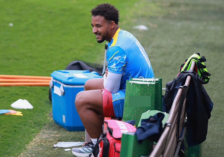 Xuân Son ngồi xem đồng đội tập luyện với cái đùi trái được băng bó.