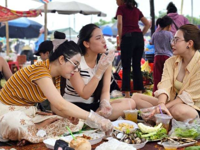 “Hot trend" ở Nghệ An, dân tình kéo nhau ra ngồi ngoài bãi biển chỉ để được ăn cá trích nướng