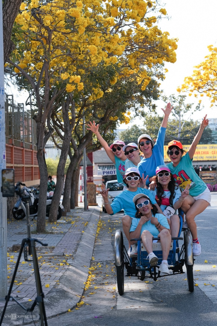 Hoa chuông nở vàng rực góc phố Vũng Tàu - 9