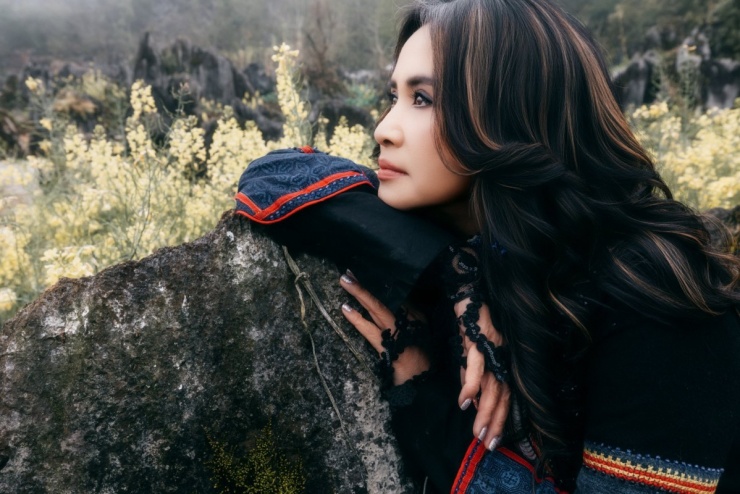 Ảnh sao 22/3: Ông xã hôn Thanh Thảo khi đứng bên Quang Dũng - 1