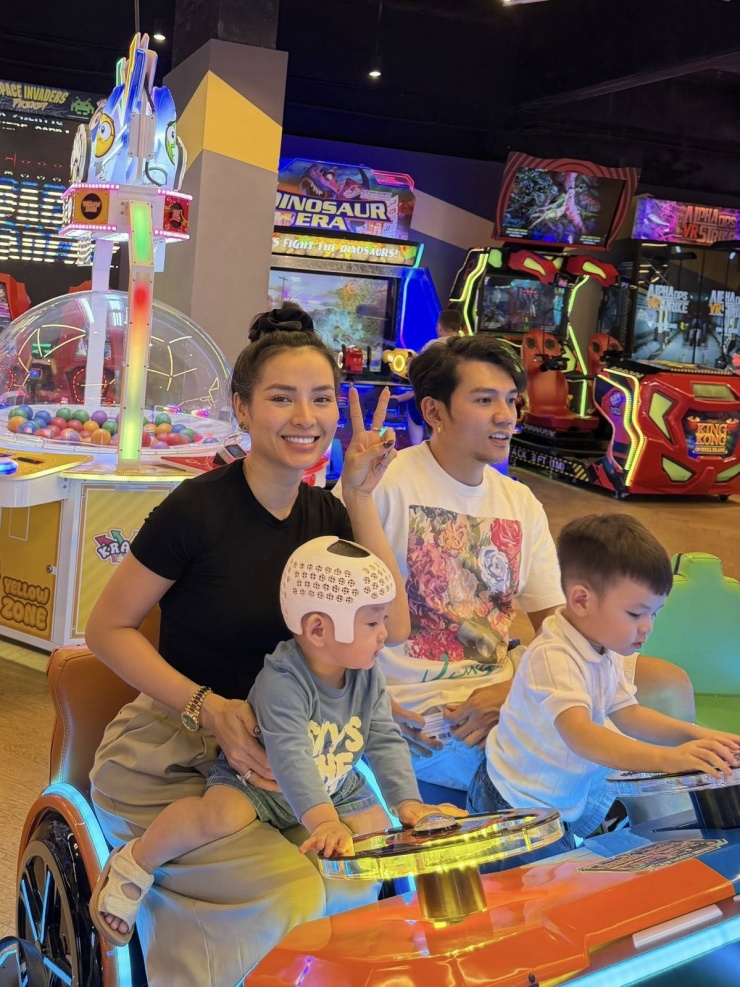 Ảnh sao 22/3: Ông xã hôn Thanh Thảo khi đứng bên Quang Dũng - 5