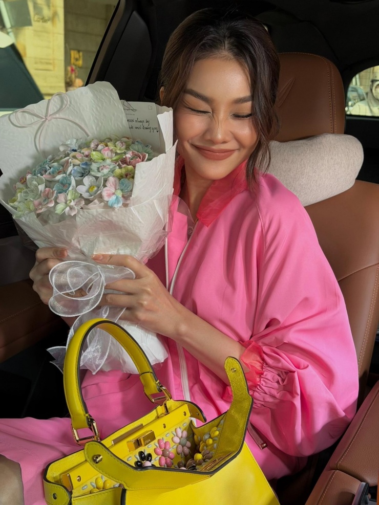 Ảnh sao 22/3: Ông xã hôn Thanh Thảo khi đứng bên Quang Dũng - 6