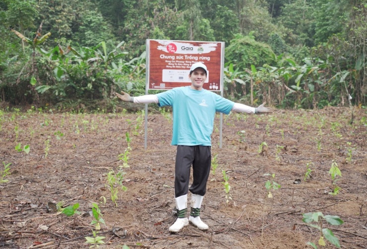 Ảnh sao 22/3: Ông xã hôn Thanh Thảo khi đứng bên Quang Dũng - 10