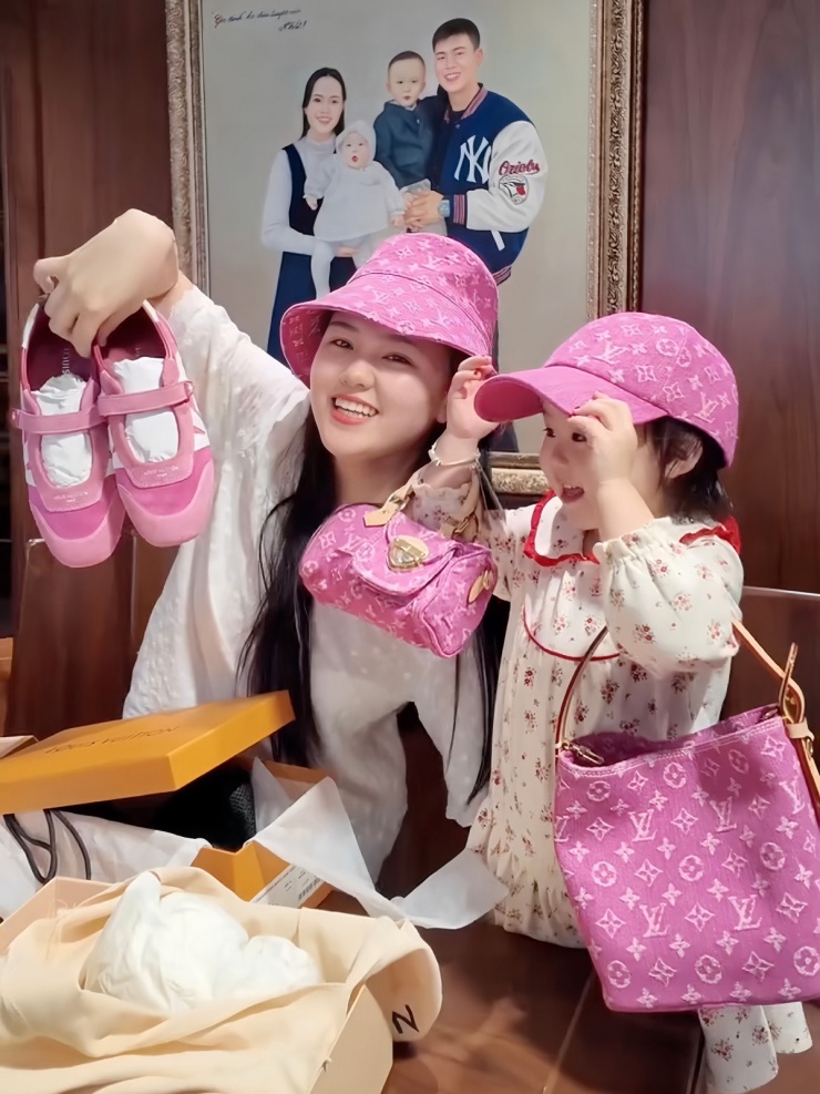 Vợ Duy Mạnh 'đập hộp' 5 món đồ hiệu hơn 200 triệu đồng - 1