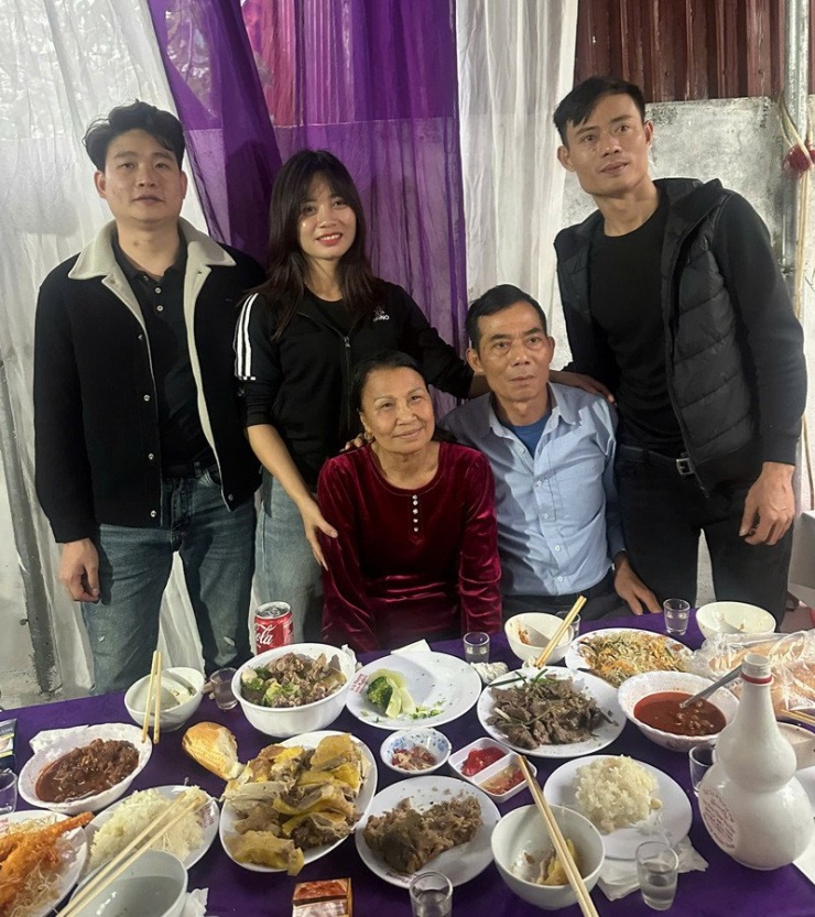 Huyền (áo đen) hạnh phúc khi bố tìm được người bầu bạn lúc tuổi già&nbsp;