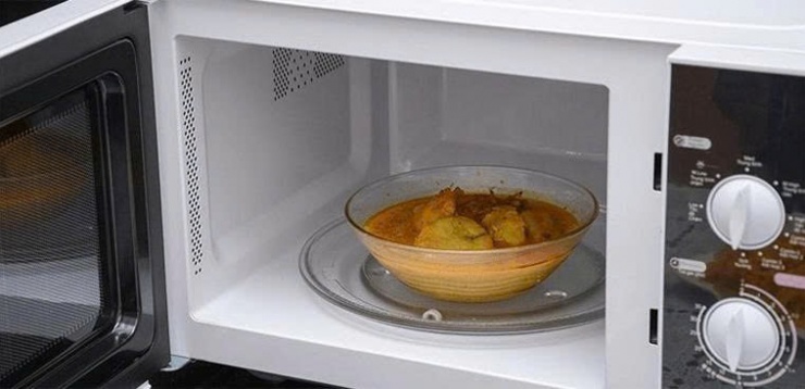 Hâm nóng thức ăn thừa đúng cách là bước quan trọng để bảo vệ sức khỏe gia đình