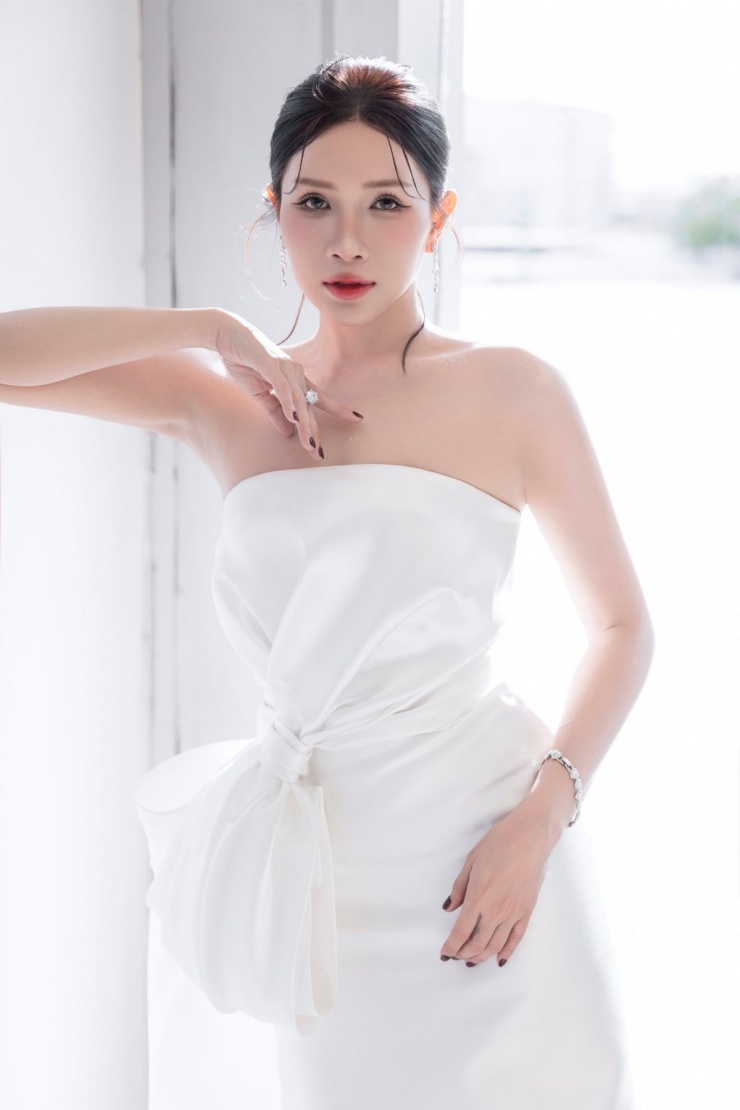  Đầu năm 2026, Khả Như tham gia bộ phim Ai thương ai mến của đạo diễn Thu Trang. Cô vào vai Thắm - một người phụ nữ mưu mô. Thắm trở thành yếu tố gây ức chế bởi hàng loạt hành động "thủ đoạn" của mình. Khán giả nhận xét với nét diễn tự nhiên, Khả Như góp phần mang đến nhiều cung bậc cảm xúc cho tác phẩm. 