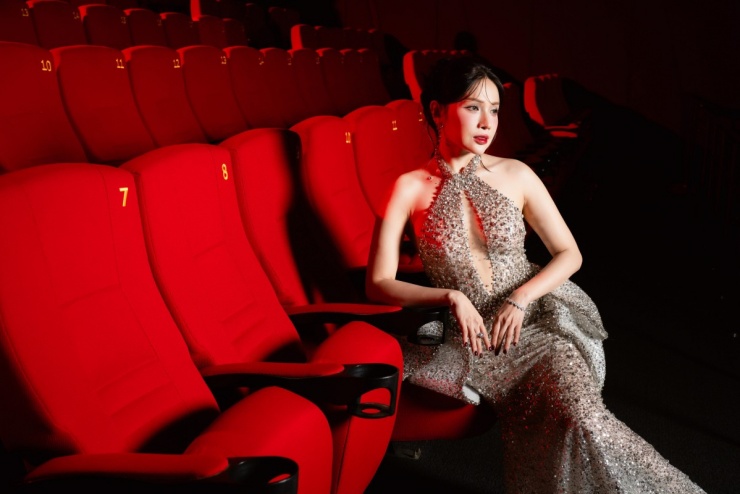 Chia sẻ về lần trở lại với Quỷ nhập tràng 2, Khả Như cho biết: "Tôi thấy phần 2 nặng đô hơn rất nhiều. Cảnh nào cũng nổi da gà. Riêng cảnh ngã xuống hồ nhuộm là ám ảnh thật sự với tôi". Theo Khả Như, phần tiền truyện sẽ là “khởi đầu cho tất cả”, nơi những câu hỏi ở phần 1 sẽ dần có lời giải, và khán giả sẽ hiểu rõ vì sao mọi bi kịch lại xảy ra.